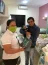 Evandro Gomes dos Santos, com seu filho recm-nascido no colo, recebe o presente da auxiliar de hotelaria Lucineide Fernandes