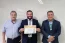Marcus Vinicius Marques, Marcus Vinicius de Oliveira Gomes e Dorival Moraes mostram o certificado do Programa Valoriza recebido pelo Hospital Unimed Bauru